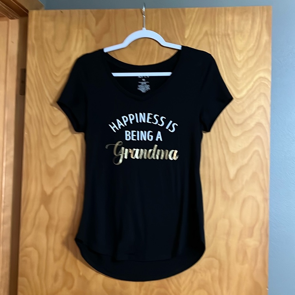 Cute  Tee with Words Happiness is being a grandma. Size XS